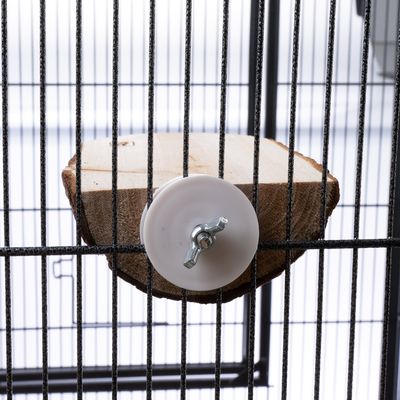 Puinen taso metallikiinnikkeellä, kiinnitetty häkin ritilöihin.